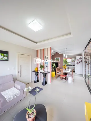 Foto da sala de estar de um apartamento moderno com sofá e decoração clara.
