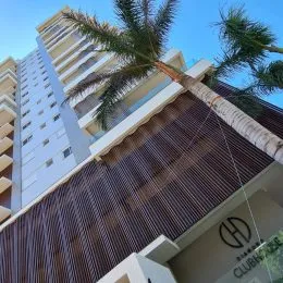Fachada de um edifício residencial com telhado inclinado.