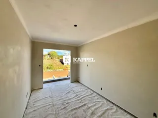 Hall de entrada com piso de carpete e vista para o exterior.