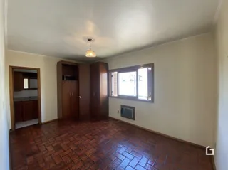 Hall de entrada com piso de cerâmica e armários em madeira.