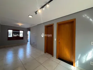 Corredor com portas de madeira e piso de cerâmica.
