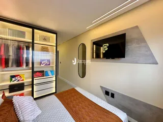 Quarto com cama e armário de parede em um imóvel no Brasil.