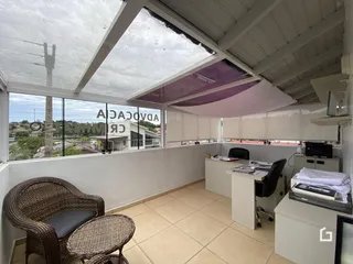 Vista interna de um escritório com teto de vidro em Lajeado, Brasil.