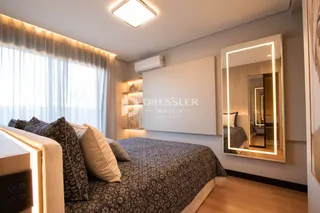 Quarto com cama e janela em um imóvel no Brasil.