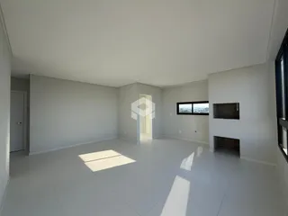 Ambiente interno de uma sala de estar com piso claro e paredes brancas.