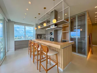 Sala de estar e cozinha moderna com vista panorâmica da cidade.