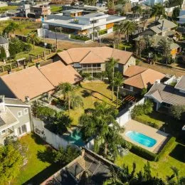 Foto de uma área externa com piscina e jardim em uma propriedade em Lajeado.