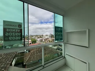 Vista da paisagem urbana de Lajeado através de uma grande janela.