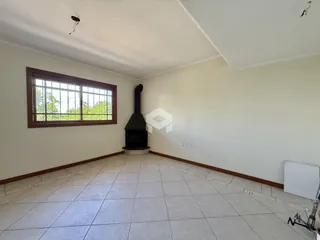 Sala de estar com janela e lareira em um imóvel no Brasil.