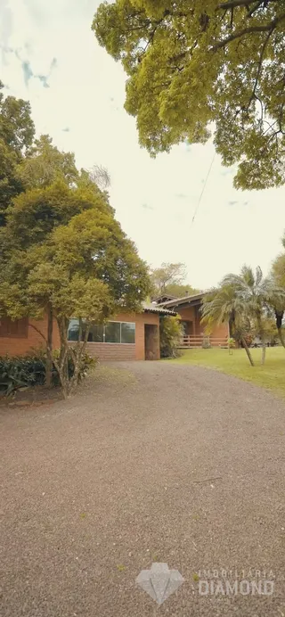 Fachada de uma casa em Lajeado, Brasil, com jardim e acesso de entrada.
