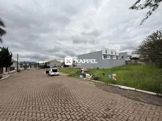 Fachada de uma residência em uma rua pavimentada.