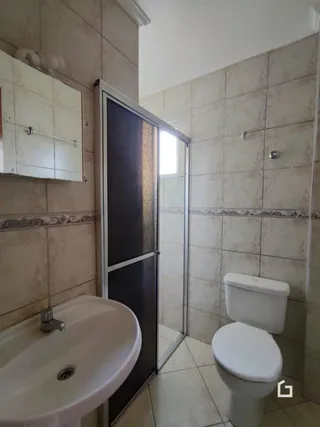 Foto de um banheiro com azulejos brancos em Lajeado.
