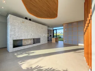 Sala de estar com lareira e piso claro em um imóvel no Brasil.