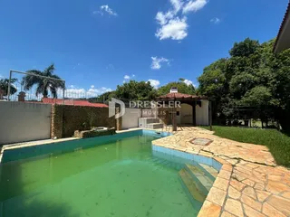 Vista externa de uma piscina e área de lazer em uma propriedade.