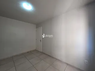 Foto de um interior com piso de cerâmica e paredes brancas.