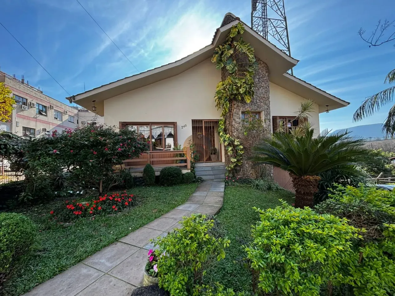 Casa com 5 dormitórios, foto 1