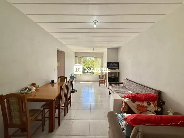 Foto de um corredor com mesa de jantar e área de estar.