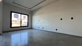 Sala de estar com piso de porcelanato e grandes janelas.