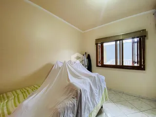 Quarto com cama e janela em um imóvel no Brasil.