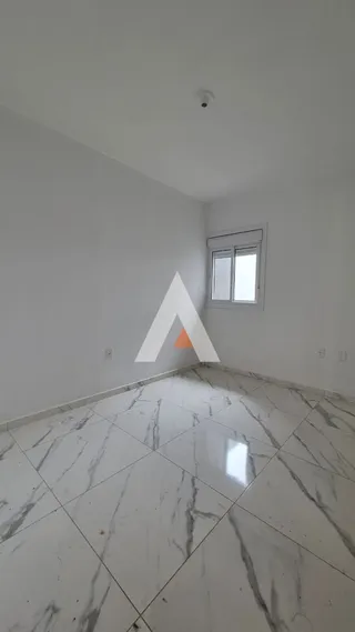 Vista do piso e parede de uma sala de estar em um imóvel.