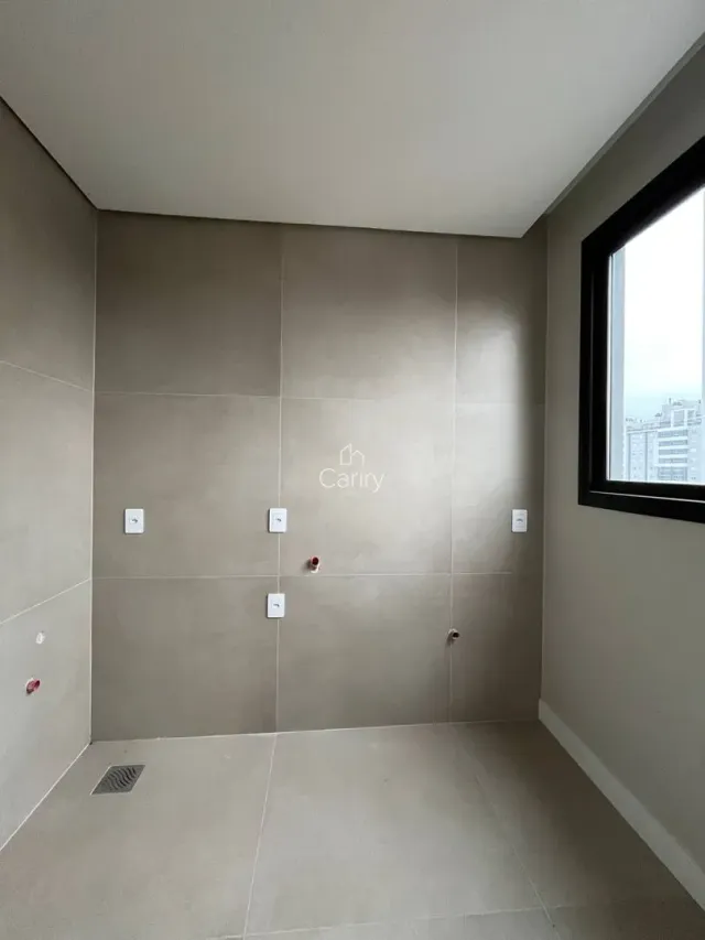 Foto de um ambiente interno com paredes neutras e piso claro.