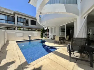 Foto da área externa com piscina e fachada de uma residência em Lajeado.