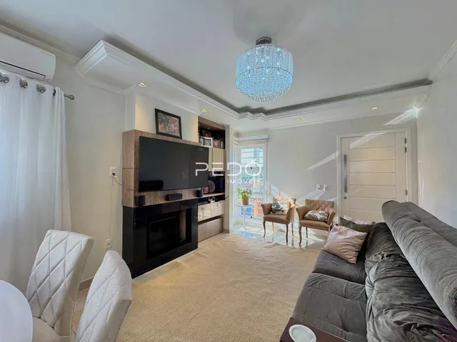 Uma sala de estar moderna com decoração clara e sofá grande.