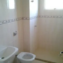 Foto de um banheiro mostrando o vaso sanitário e a pia.