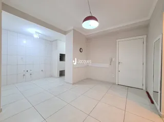 Sala de estar com piso e paredes brancas.