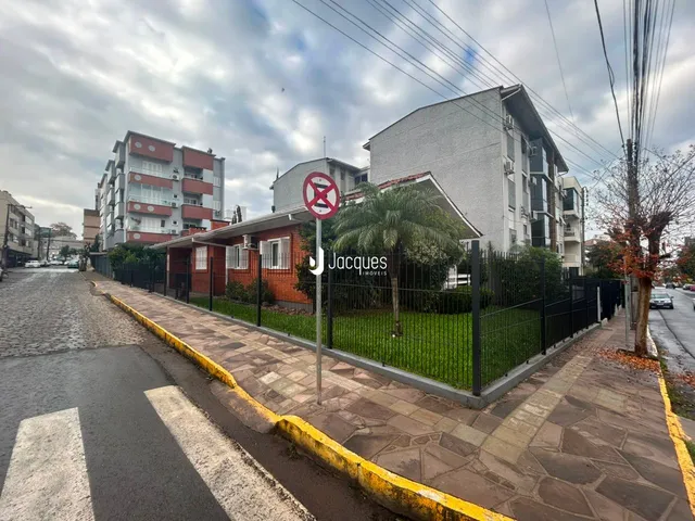 Fachada de um imóvel residencial em Lajeado, Brasil, com cerca e jardim.