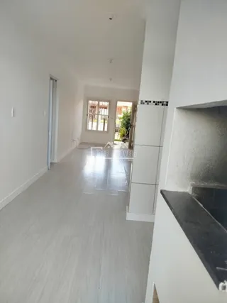 Foto de um corredor interno de uma residência moderna.