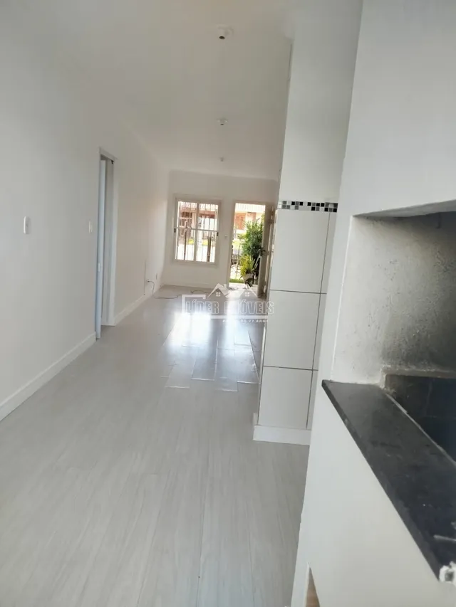 Foto de um corredor interno de uma residência moderna.