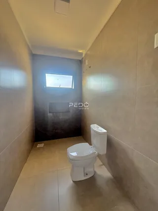 Foto de um corredor com banheiro em um imóvel.