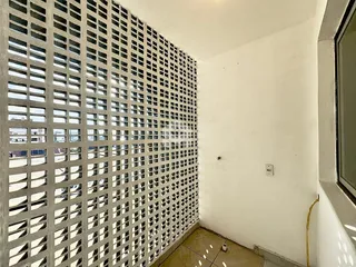 Vista interna de uma parede com grade de janelas em um imóvel.