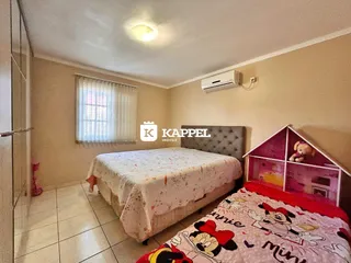 Quarto com cama e janela e ar-condicionado instalado.