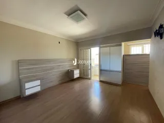 Sala de estar com piso de madeira e bancada embutida.