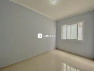Foto de um cômodo interno com paredes cinzas e piso claro.
