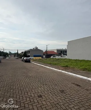 Vista da rua pavimentada em Lajeado, Brasil.