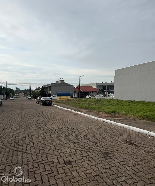 Vista da rua pavimentada em Lajeado, Brasil.