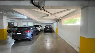 Vista de uma área de estacionamento coberta em um imóvel.