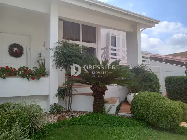 Casa com 4 dormitórios