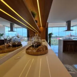 Vista de um balcão de cozinha com taças de vinho.