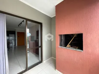 Interior de um corredor com porta de vidro e parede de destaque na residência.