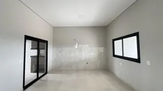 Espaço interno com paredes brancas e piso claro.