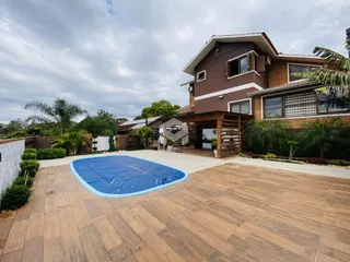Foto da fachada de uma casa em Lajeado, Brasil, com área externa pavimentada.