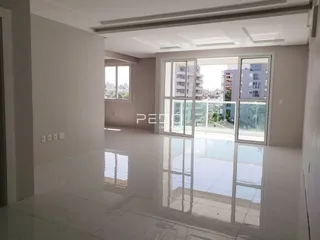 Sala de estar ampla com piso de porcelanato claro e grandes janelas de vidro.