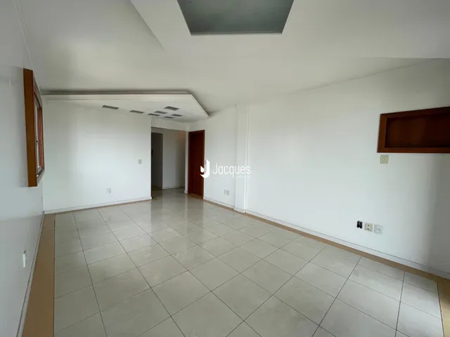 Hall de entrada com piso de cerâmica claro.