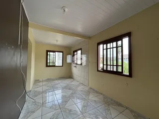 Ambiente interno com piso de cerâmica e paredes claras.