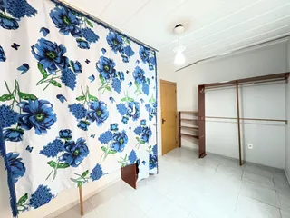 Parede decorada com papel de parede floral em um ambiente interno.