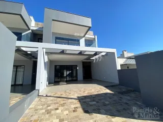 Fachada moderna de uma residência em Lajeado, Brasil, com área externa pavimentada.
